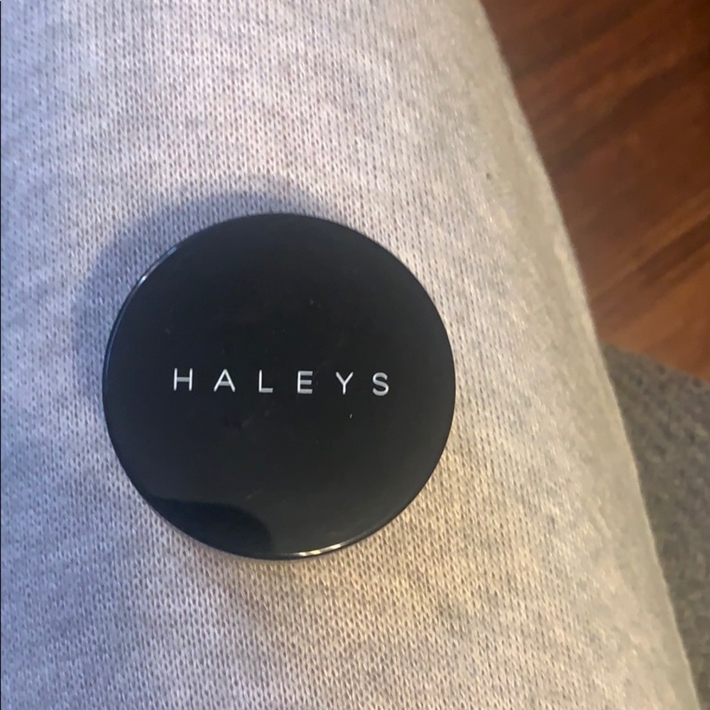 Haley’s Beauty Mousse Makeup